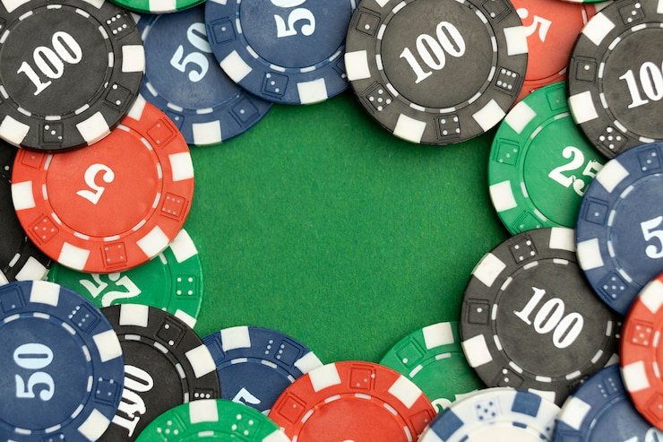 Multi-tasking: monitor tinju dan bermain kasino secara bersamaan Layar meja blackjack langsung pucuk4d dengan bilah informasi tinju di atas